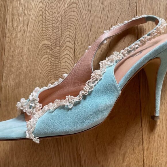 Very demure...very delicate!  Vintage Dolce & Gabbana suede and lace heels, 40 - Picture 6 of 10